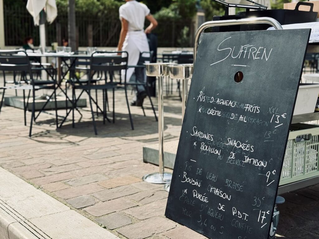 Suffren est un bistrot moderne situé dans le quartier de Castellane à Marseille qui propose de la cuisine traditionnelle française avec des produits bien sourcés et bien travaillés. (menu)