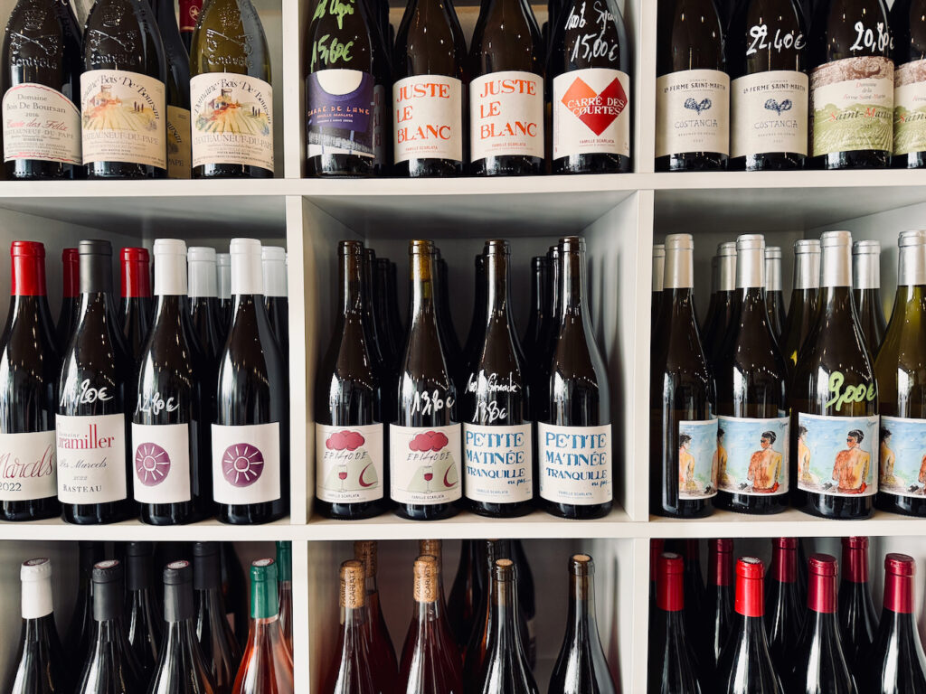 Aux Bons Faiseurs : cave à vin, bar à vin, cantine et lieu culturel dans le quartier de Castellane à Marseille. (bouteilles)