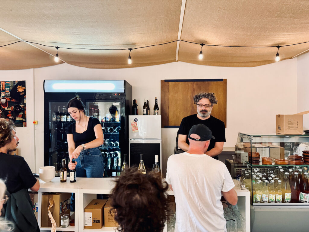 Aux Bons Faiseurs : cave à vin, bar à vin, cantine et lieu culturel dans le quartier de Castellane à Marseille. (service)