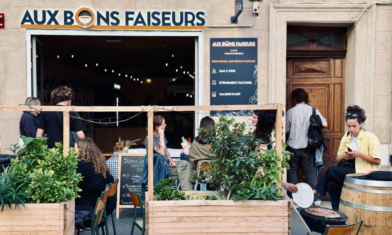 Aux Bons Faiseurs : cave à vin, bar à vin, cantine et lieu culturel dans le quartier de Castellane à Marseille. (terrasse)