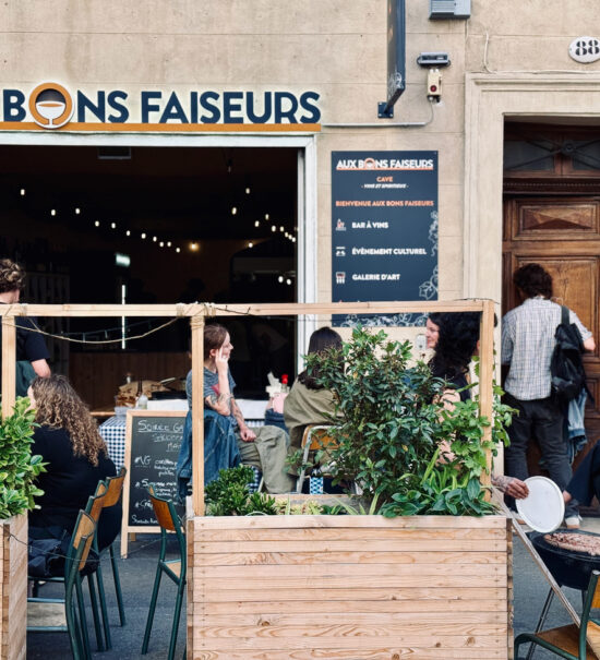Aux Bons Faiseurs : cave à vin, bar à vin, cantine et lieu culturel dans le quartier de Castellane à Marseille. (terrasse)