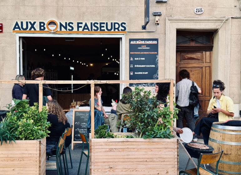 Aux Bons Faiseurs : cave à vin, bar à vin, cantine et lieu culturel dans le quartier de Castellane à Marseille. (terrasse)