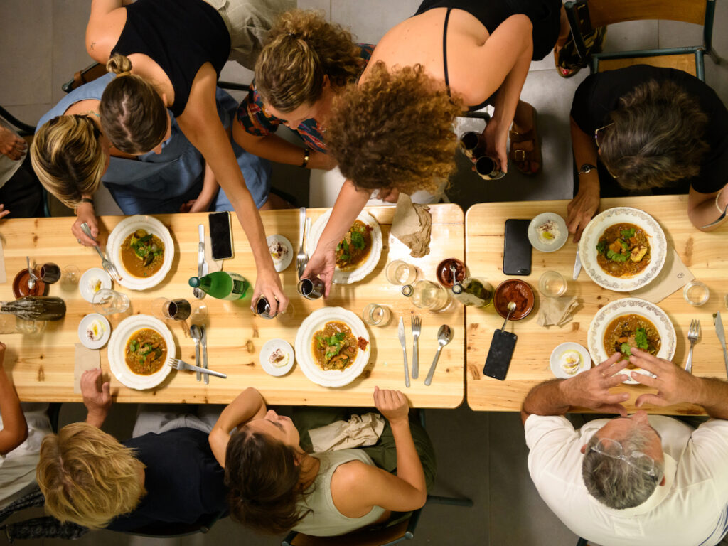Aux Bons Faiseurs : cave à vin, bar à vin, cantine et lieu culturel dans le quartier de Castellane à Marseille. (table)