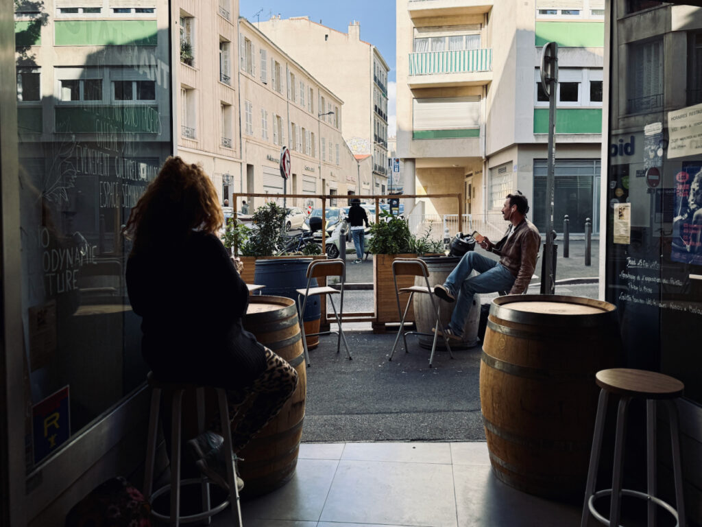 Aux Bons Faiseurs : cave à vin, bar à vin, cantine et lieu culturel dans le quartier de Castellane à Marseille. (terrasse)
