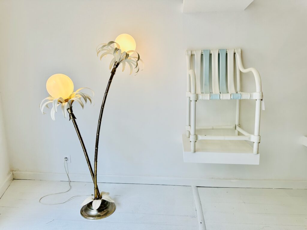 Eccho : Boutique -showroom de mobiliers et objets du XXème siècle à Marseille (lampe et chaise)