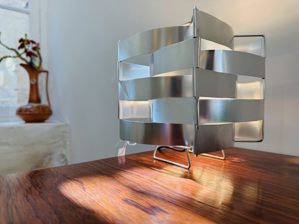 Eccho : Boutique -showroom de mobiliers et objets du XXème siècle à Marseille (suspension)