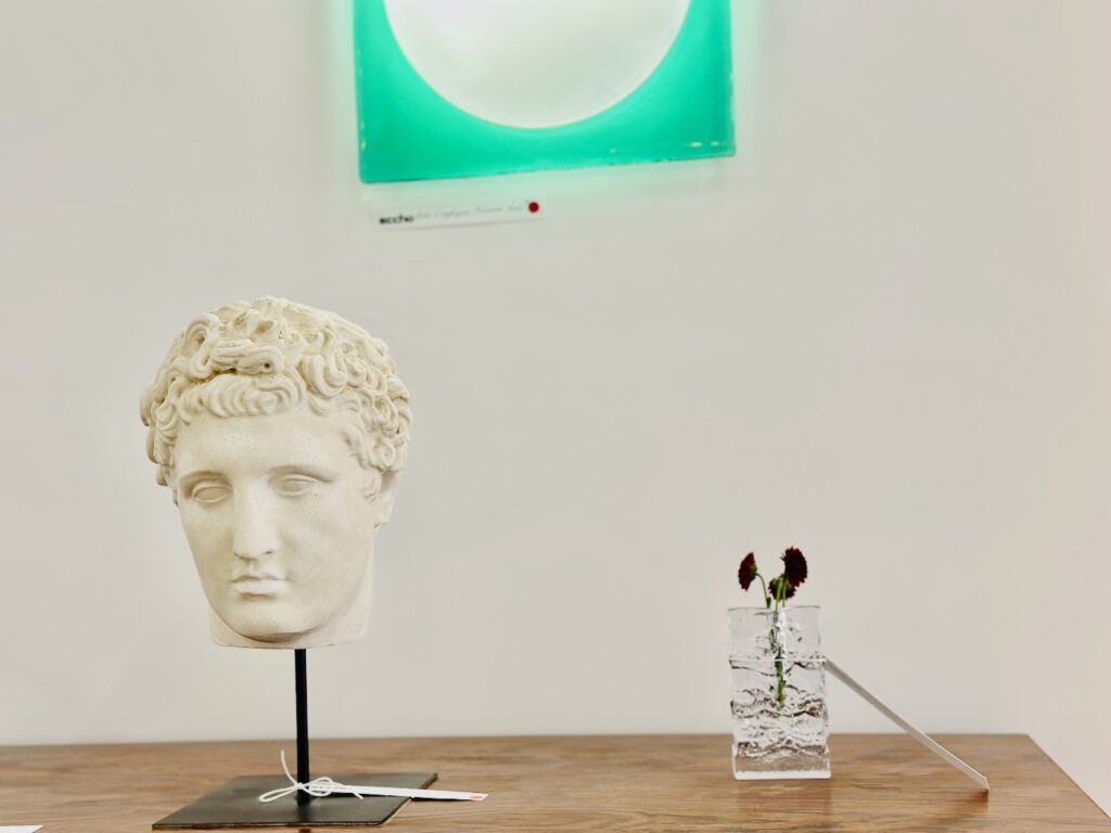 Eccho : Boutique -showroom de mobiliers et objets du XXème siècle à Marseille (tête d'Éros)