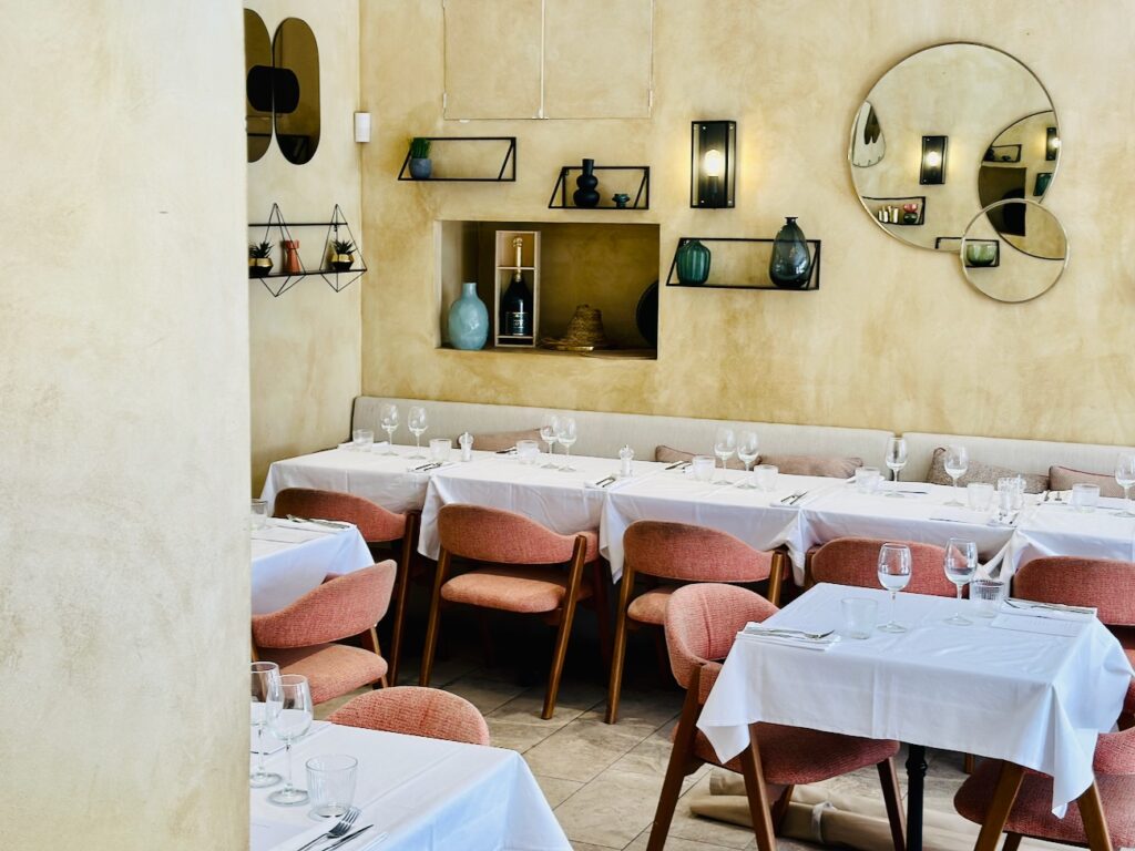 Honoré : Brasserie méditerranéenne et bar à cocktails sur le Cours Estienne d'Orves à Marseille (tables)
