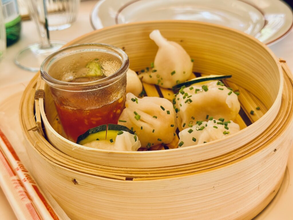 Honoré : Brasserie méditerranéenne et bar à cocktails sur le Cours Estienne d'Orves à Marseille (raviolis vapeur)