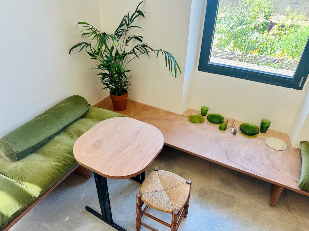Le Café du Fort : Coffee-shop et cantine au Fort Saint Jean du Mucem de Marseille (banquette)
