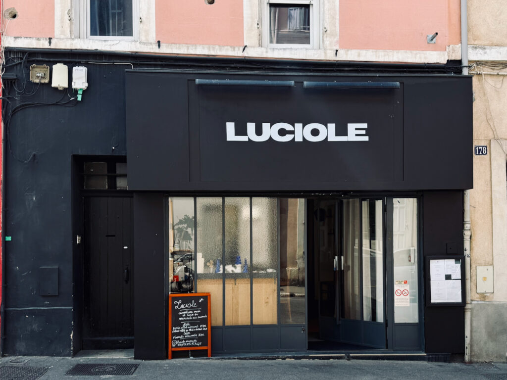 Dans le quartier du Rouet à Marseille, Luciole propose iune cuisine de saison, bio et créative accompagnée d’une belle sélection de vins et fromages. (devanture)