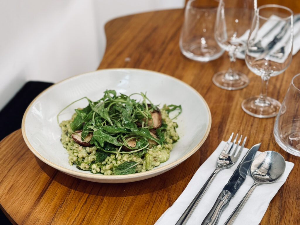 Dans le quartier du Rouet à Marseille, Luciole propose iune cuisine de saison, bio et créative accompagnée d’une belle sélection de vins et fromages. (fregola)