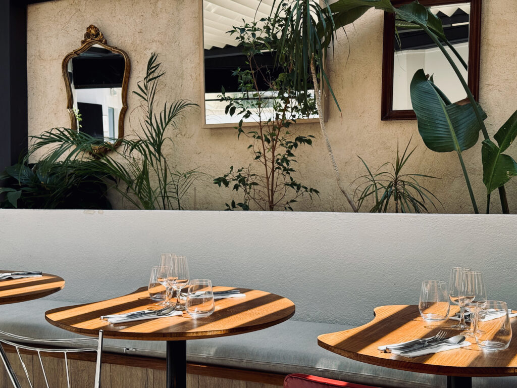 Dans le quartier du Rouet à Marseille, Luciole propose iune cuisine de saison, bio et créative accompagnée d’une belle sélection de vins et fromages. (tables)