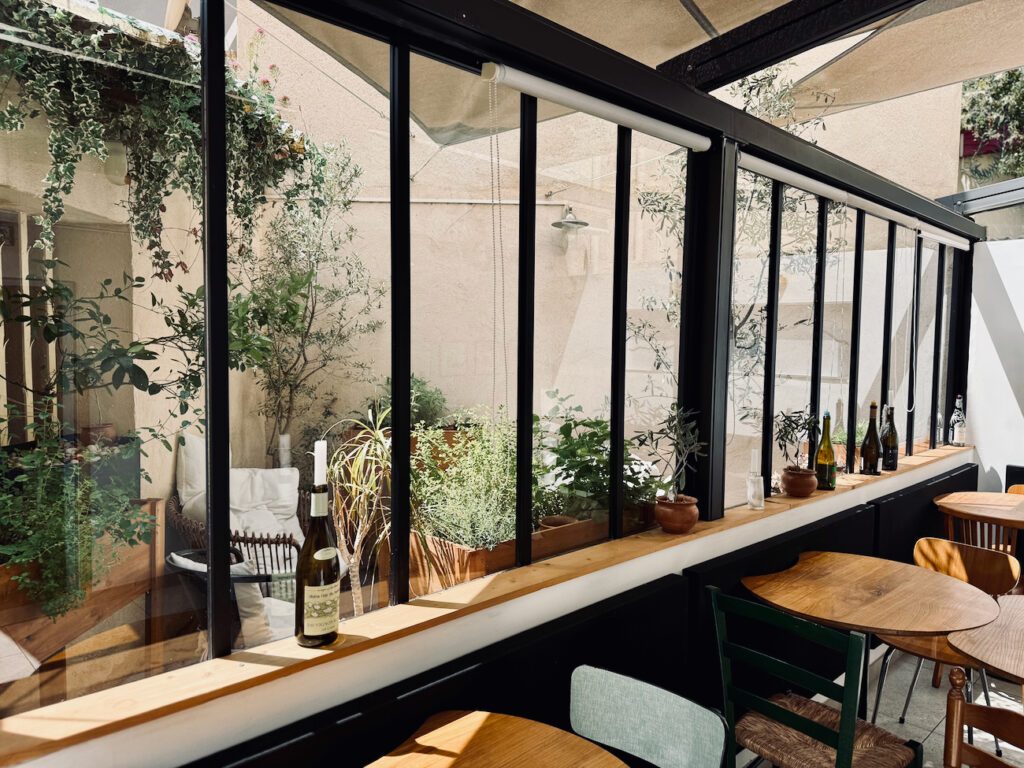 Dans le quartier du Rouet à Marseille, Luciole propose iune cuisine de saison, bio et créative accompagnée d’une belle sélection de vins et fromages. (verrière bis)