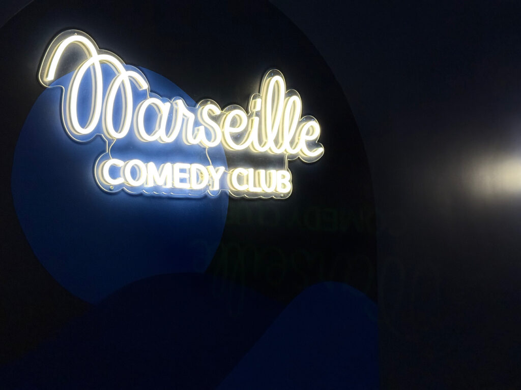 Le Marseille Comedy Club est une salle de stand-up située rue de Rome à Marseille. Il propose une programmation mêlant humoristes confirmés et jeunes talents, pour des spectacles éclectiques et des soirées originales. (enseigne)