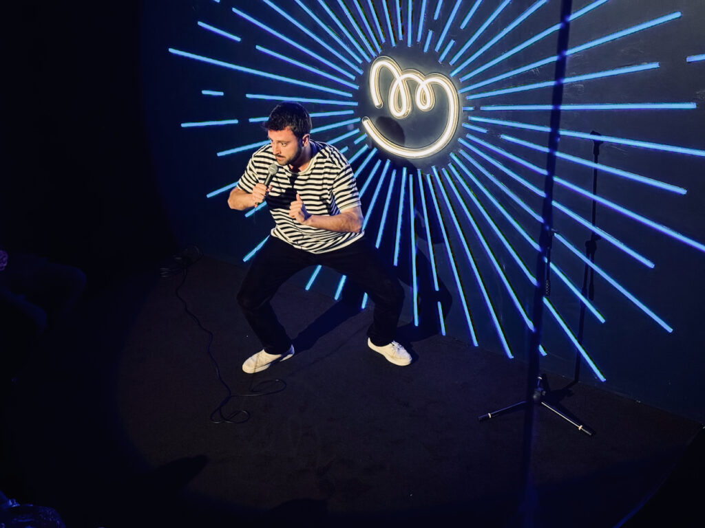 Le Marseille Comedy Club est une salle de stand-up située rue de Rome à Marseille. Il propose une programmation mêlant humoristes confirmés et jeunes talents, pour des spectacles éclectiques et des soirées originales. (Pablo Caillaut)