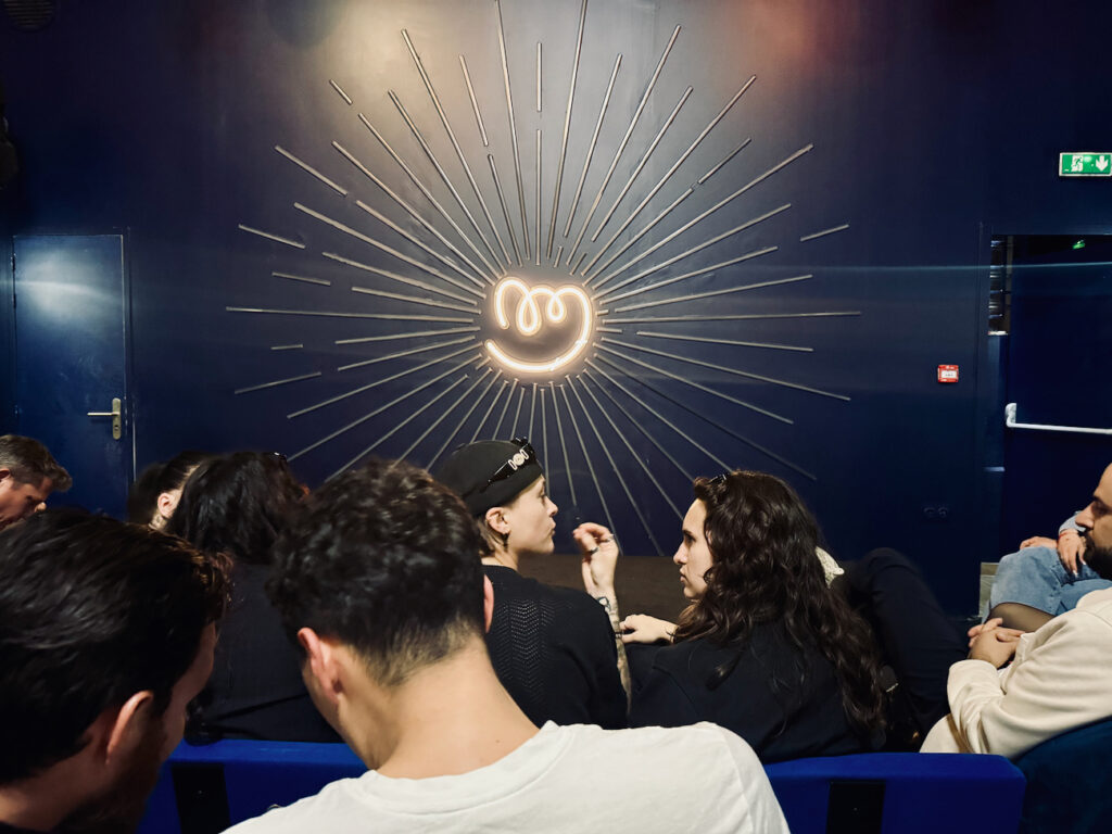Le Marseille Comedy Club est une salle de stand-up située rue de Rome à Marseille. Il propose une programmation mêlant humoristes confirmés et jeunes talents, pour des spectacles éclectiques et des soirées originales. (spectateurs)