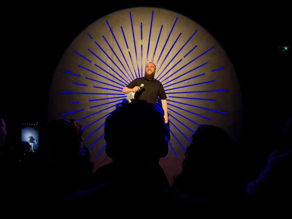 Le Marseille Comedy Club est une salle de stand-up située rue de Rome à Marseille. Il propose une programmation mêlant humoristes confirmés et jeunes talents, pour des spectacles éclectiques et des soirées originales. (pascal