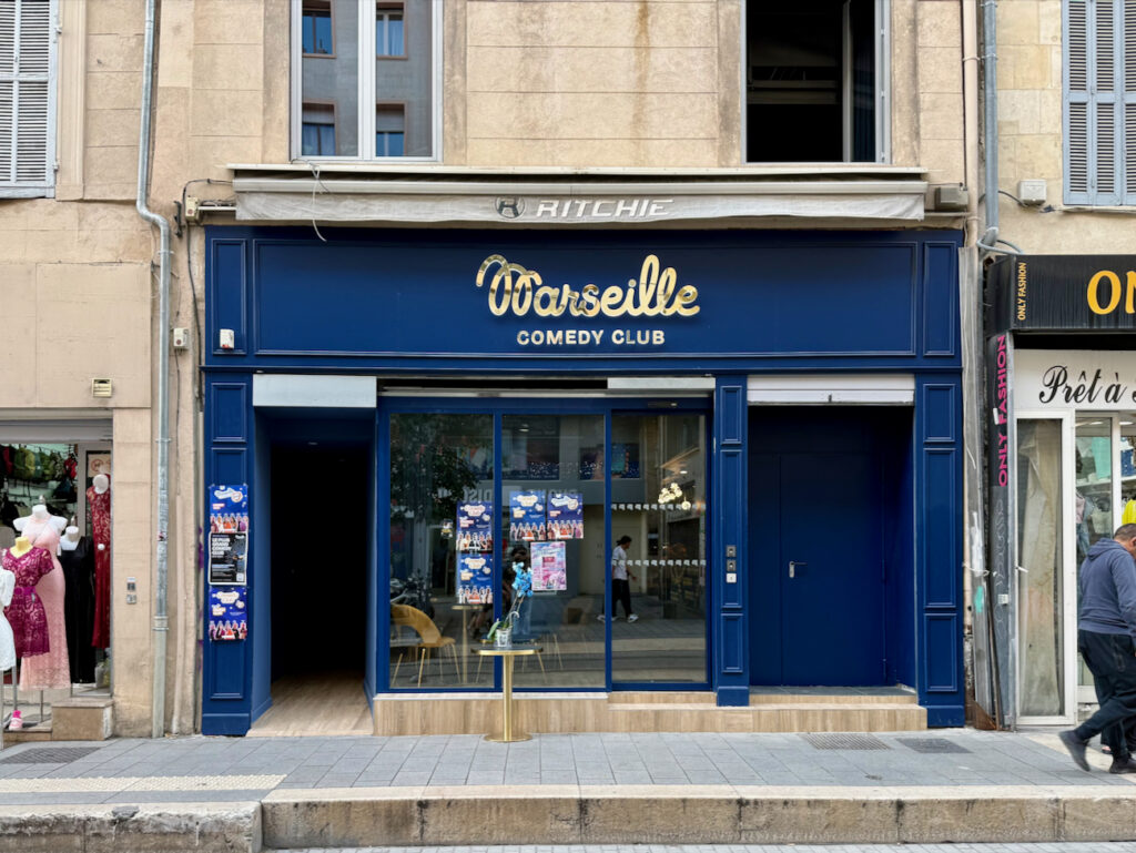 Le Marseille Comedy Club est une salle de stand-up située rue de Rome à Marseille. Il propose une programmation mêlant humoristes confirmés et jeunes talents, pour des spectacles éclectiques et des soirées originales. (façade)
