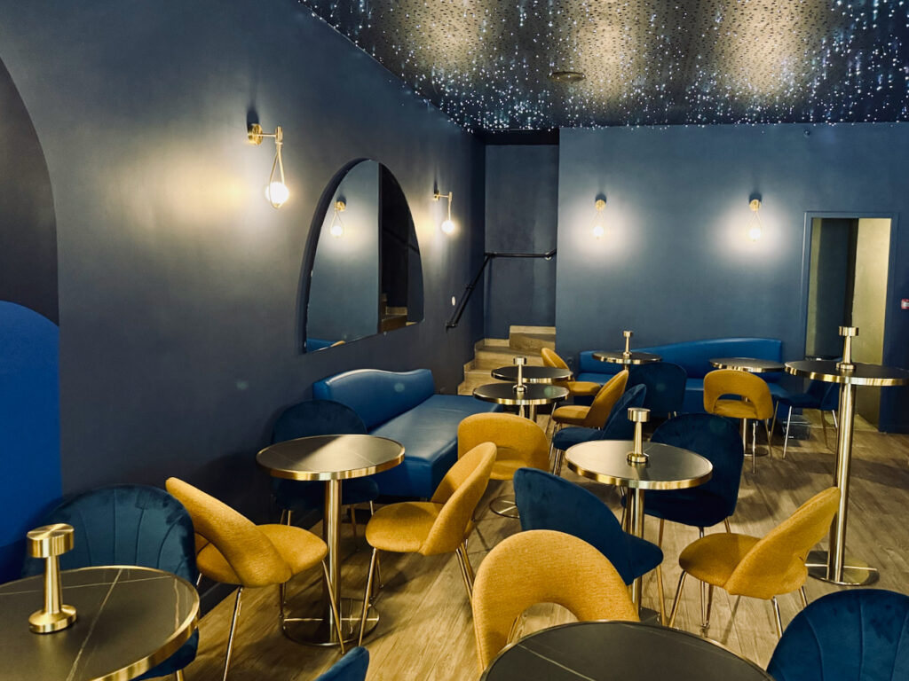 Le Marseille Comedy Club est une salle de stand-up située rue de Rome à Marseille. Il propose une programmation mêlant humoristes confirmés et jeunes talents, pour des spectacles éclectiques et des soirées originales. (salle)