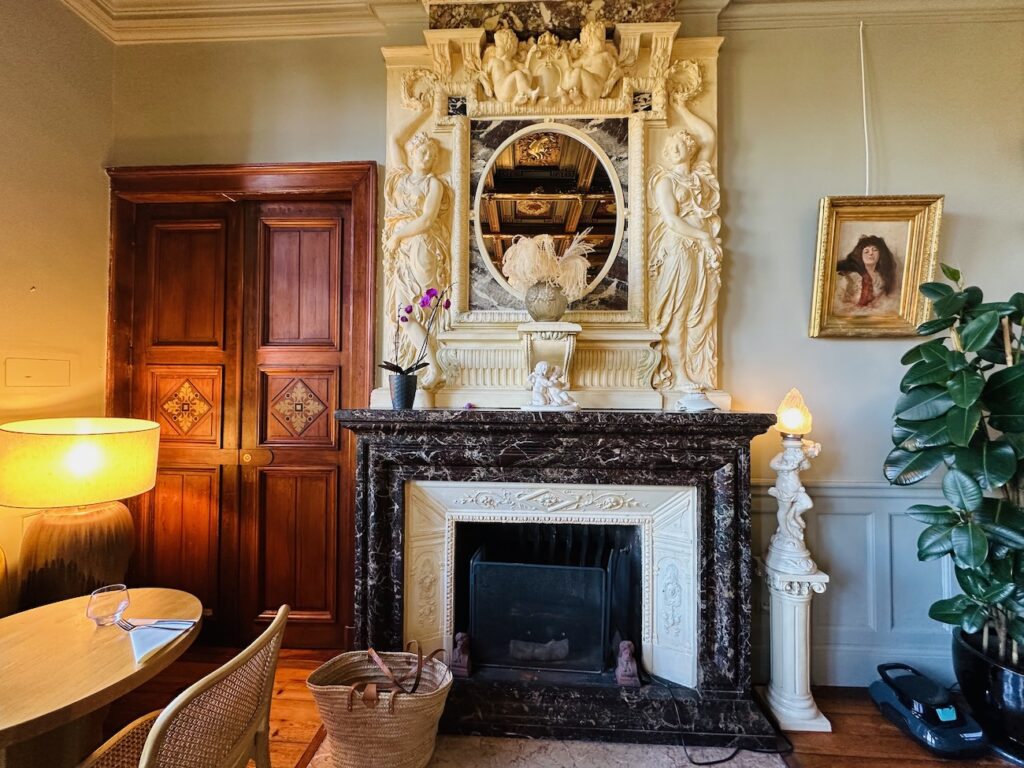 Pavillon Sédille : Le restaurant du Château Beaupin (cheminée)