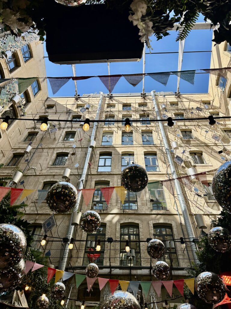 Place des Canailles : Foodcourt, Soirées, et Comedy Club (Ciel)