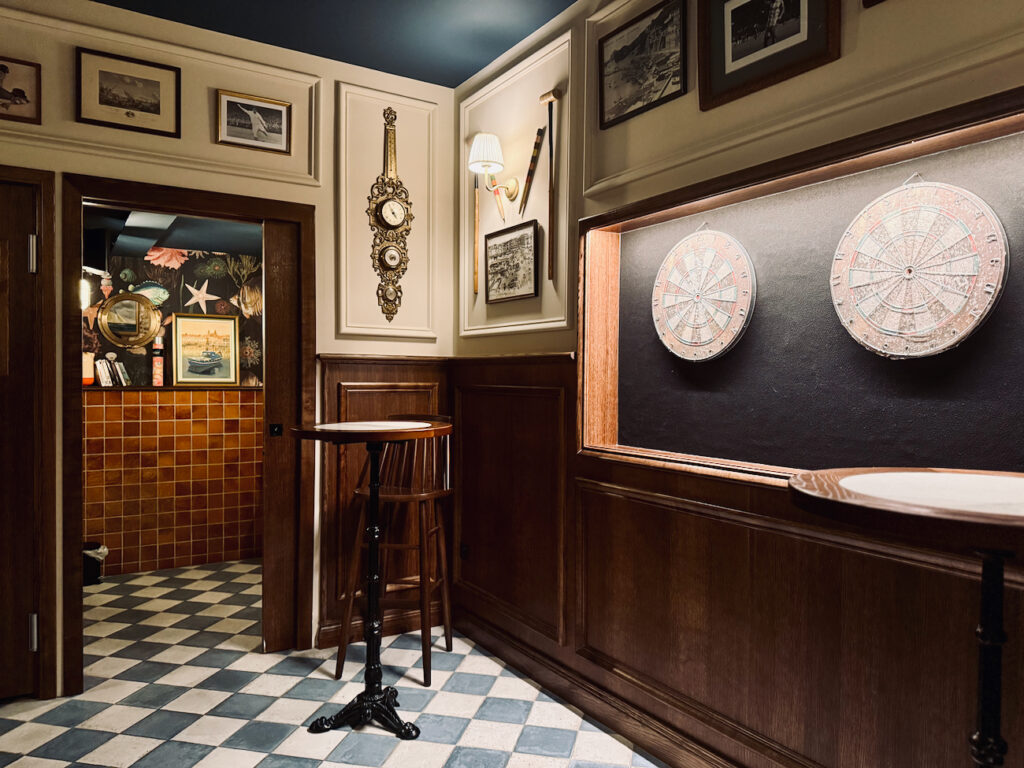 The Fat Fish est un Pub Méditerranée situé dans le quartier de Saint Victor à Marseille. Il propose des bières, des assiettes populaires et une programmation sportive sur grands écrans. (cibles)