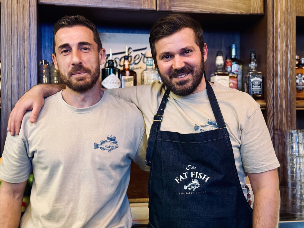 The Fat Fish est un Pub Méditerranée situé dans le quartier de Saint Victor à Marseille. Il propose des bières, des assiettes populaires et une programmation sportive sur grands écrans. (jean-charles)