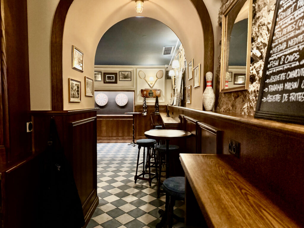 The Fat Fish est un Pub Méditerranée situé dans le quartier de Saint Victor à Marseille. Il propose des bières, des assiettes populaires et une programmation sportive sur grands écrans. (intérieur)