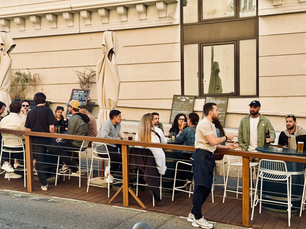 The Fat Fish est un Pub Méditerranée situé dans le quartier de Saint Victor à Marseille. Il propose des bières, des assiettes populaires et une programmation sportive sur grands écrans. (terrasse)