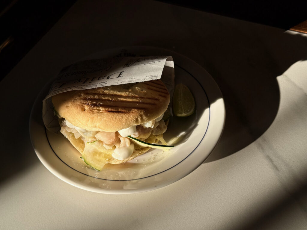 The Fat Fish est un Pub Méditerranée situé dans le quartier de Saint Victor à Marseille. Il propose des bières, des assiettes populaires et une programmation sportive sur grands écrans. (Kebab)