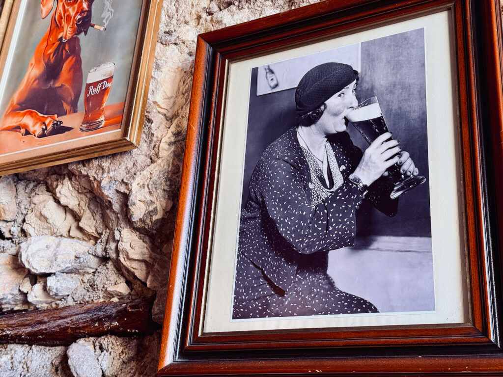 The Fat Fish est un Pub Méditerranée situé dans le quartier de Saint Victor à Marseille. Il propose des bières, des assiettes populaires et une programmation sportive sur grands écrans. (tableaux)