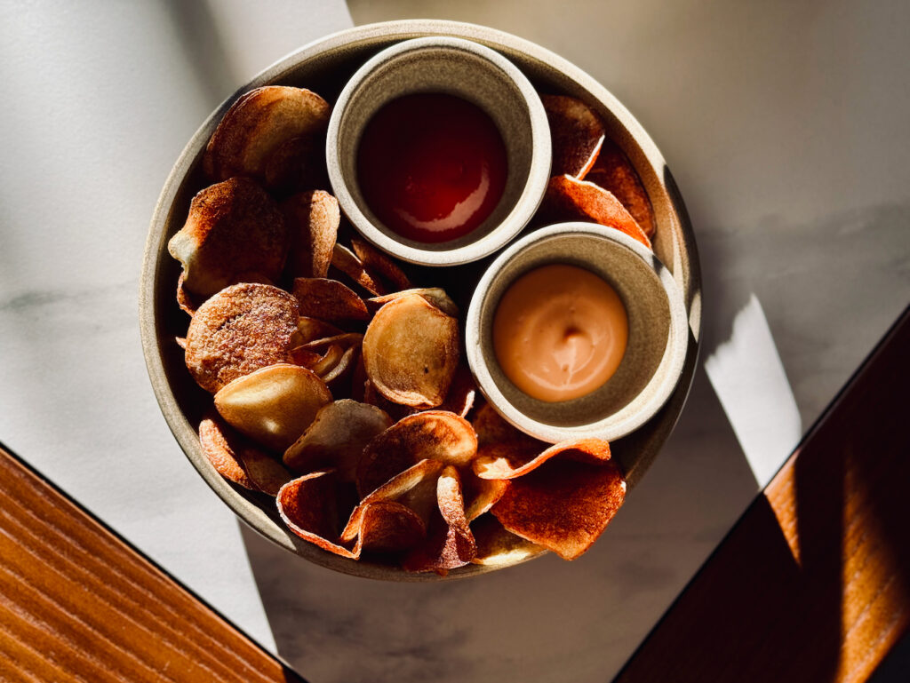 The Fat Fish est un Pub Méditerranée situé dans le quartier de Saint Victor à Marseille. Il propose des bières, des assiettes populaires et une programmation sportive sur grands écrans. (frites chips)