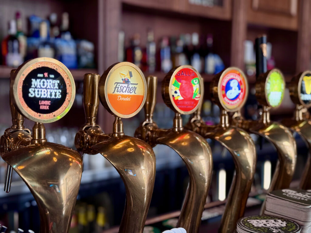 The Fat Fish est un Pub Méditerranée situé dans le quartier de Saint Victor à Marseille. Il propose des bières, des assiettes populaires et une programmation sportive sur grands écrans. (pressions)