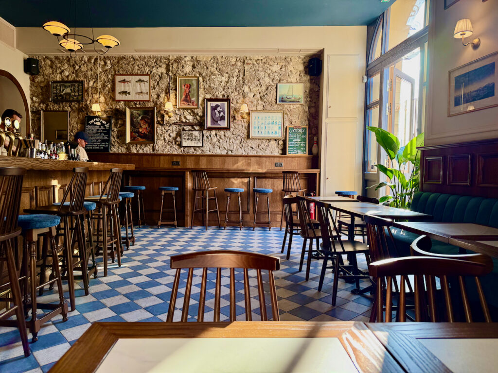 The Fat Fish est un Pub Méditerranée situé dans le quartier de Saint Victor à Marseille. Il propose des bières, des assiettes populaires et une programmation sportive sur grands écrans. (salle)