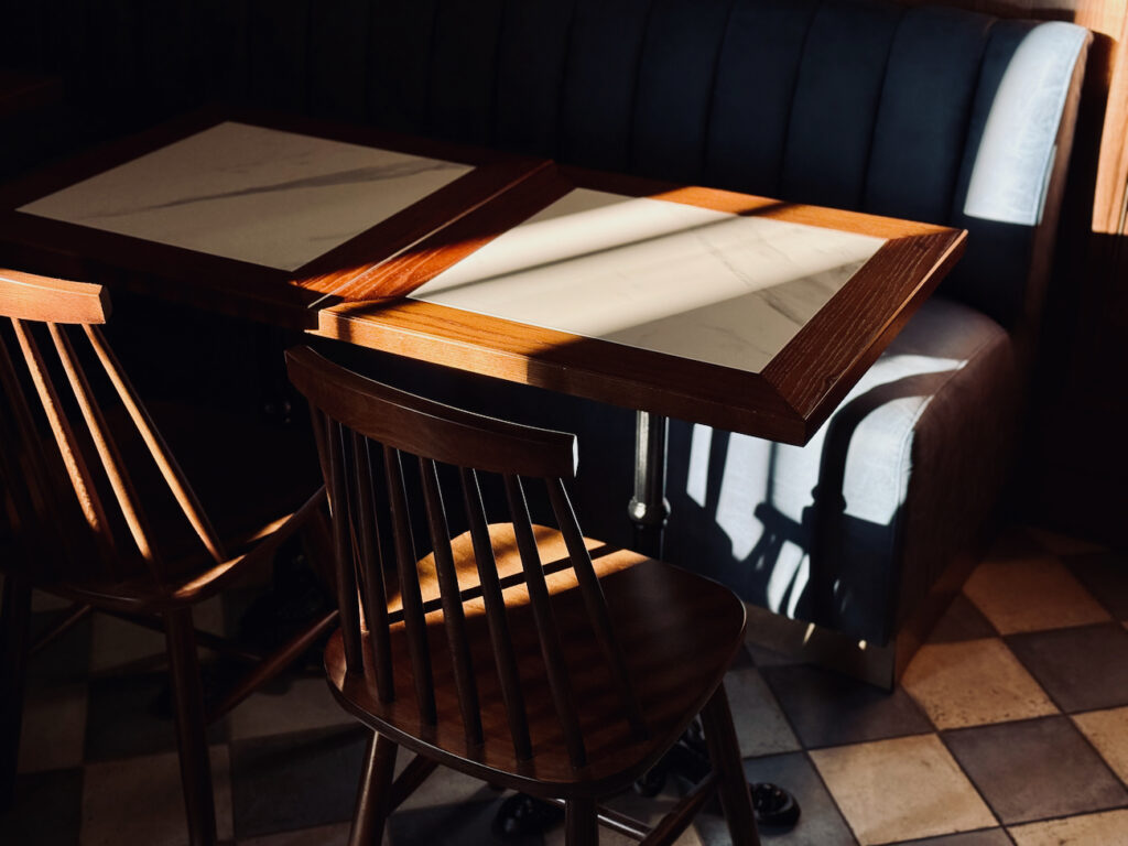 The Fat Fish est un Pub Méditerranée situé dans le quartier de Saint Victor à Marseille. Il propose des bières, des assiettes populaires et une programmation sportive sur grands écrans. (tables)