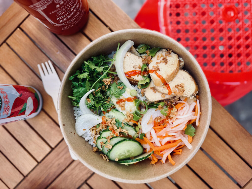 Bánh Mì 24 est une sandwicherie vietnamienne nichée au coeur du Cours Julien à Marseille qui propose aussi des bowls de riz et des crèpes. (bowl vietnamien)