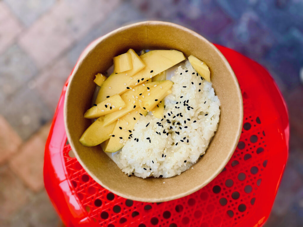Bánh Mì 24 est une sandwicherie vietnamienne nichée au coeur du Cours Julien à Marseille qui propose aussi des bowls de riz et des crèpes. (dessert mangue)