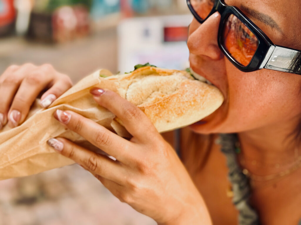 Bánh Mì 24 est une sandwicherie vietnamienne nichée au coeur du Cours Julien à Marseille qui propose aussi des bowls de riz et des crèpes. (ambiance)