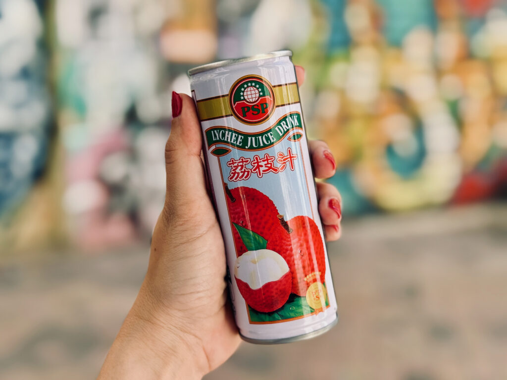 Bánh Mì 24 est une sandwicherie vietnamienne nichée au coeur du Cours Julien à Marseille qui propose aussi des bowls de riz et des crèpes. (boisson)
