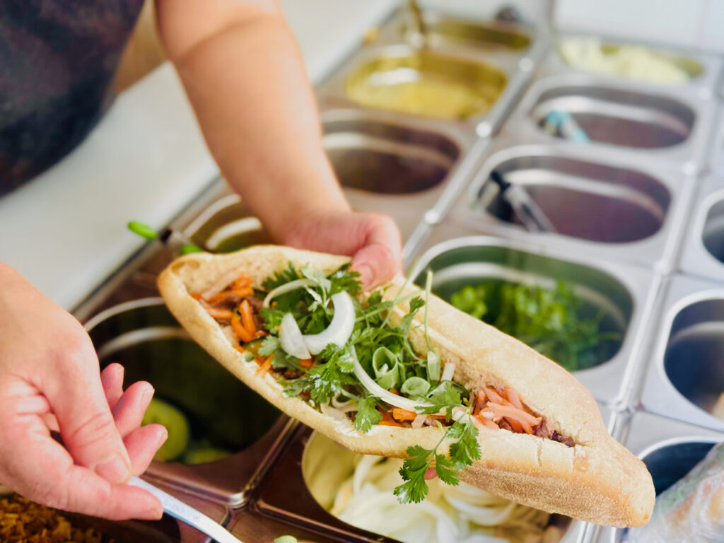 Bánh Mì 24 est une sandwicherie vietnamienne nichée au coeur du Cours Julien à Marseille qui propose aussi des bowls de riz et des crèpes. (préparation)