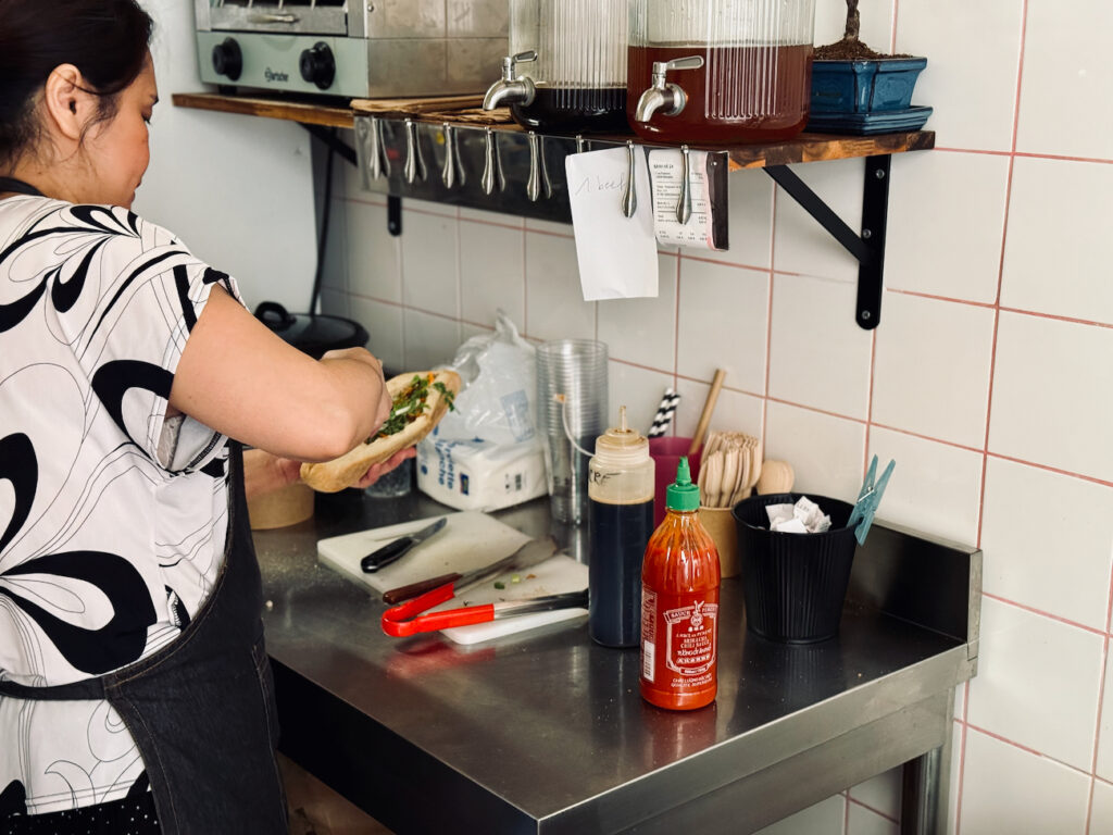 Bánh Mì 24 est une sandwicherie vietnamienne nichée au coeur du Cours Julien à Marseille qui propose aussi des bowls de riz et des crèpes. (dressage)