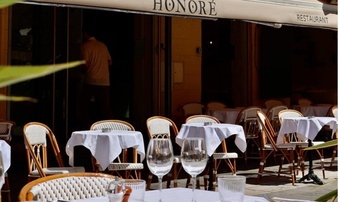 Honoré : Brasserie méditerranéenne et bar à cocktails sur le Cours Estienne d'Orves à Marseille (stores)