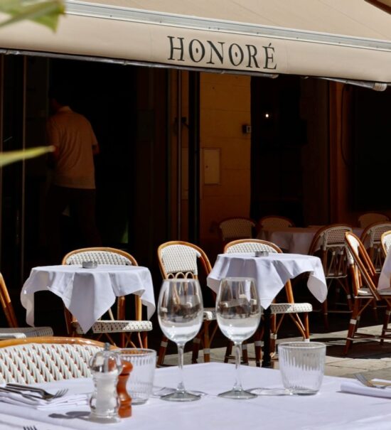 Honoré : Brasserie méditerranéenne et bar à cocktails sur le Cours Estienne d'Orves à Marseille (stores)