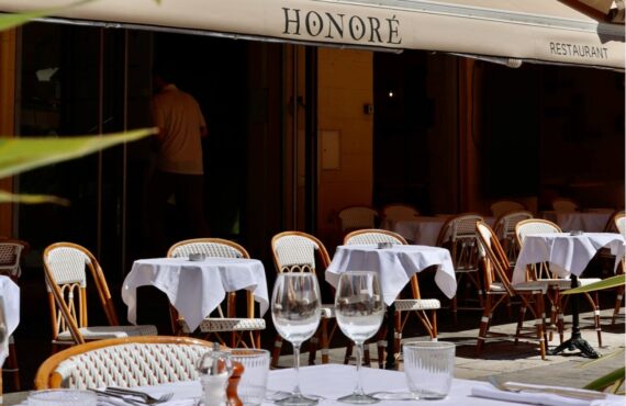 Honoré : Brasserie méditerranéenne et bar à cocktails sur le Cours Estienne d'Orves à Marseille (stores)
