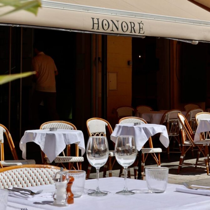 Honoré : Brasserie méditerranéenne et bar à cocktails sur le Cours Estienne d'Orves à Marseille (stores)