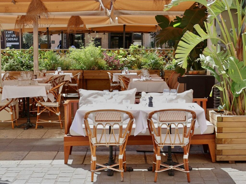 Honoré : Brasserie méditerranéenne et bar à cocktails sur le Cours Estienne d'Orves à Marseille (exterieur)