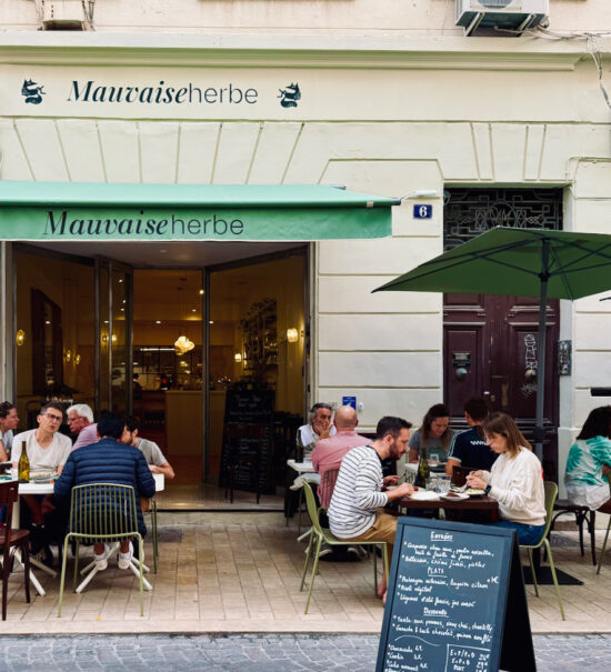 Mauvaise Herbe est un restaurant vegan situé rue Haxo à Marseille. Il propose une cuisine végétale créative, réalisée à partir de produits locaux pour des assiettes colorées du petit-déj au goûter 7/7. (devanture)