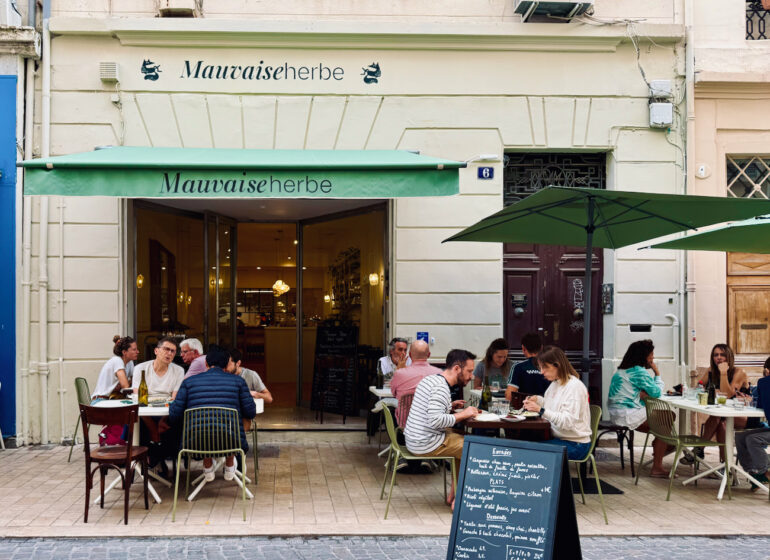 Mauvaise Herbe est un restaurant vegan situé rue Haxo à Marseille. Il propose une cuisine végétale créative, réalisée à partir de produits locaux pour des assiettes colorées du petit-déj au goûter 7/7. (devanture)