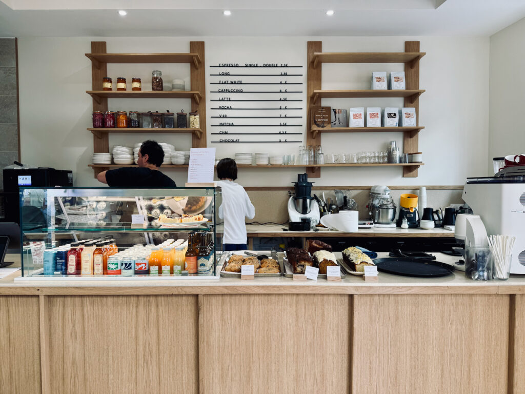 Risette: coffee shop marseillais située dans le quartier Opéra où gourmets et aficionados du café se retrouvent à toutes heures de la journée. (comptoir front)
